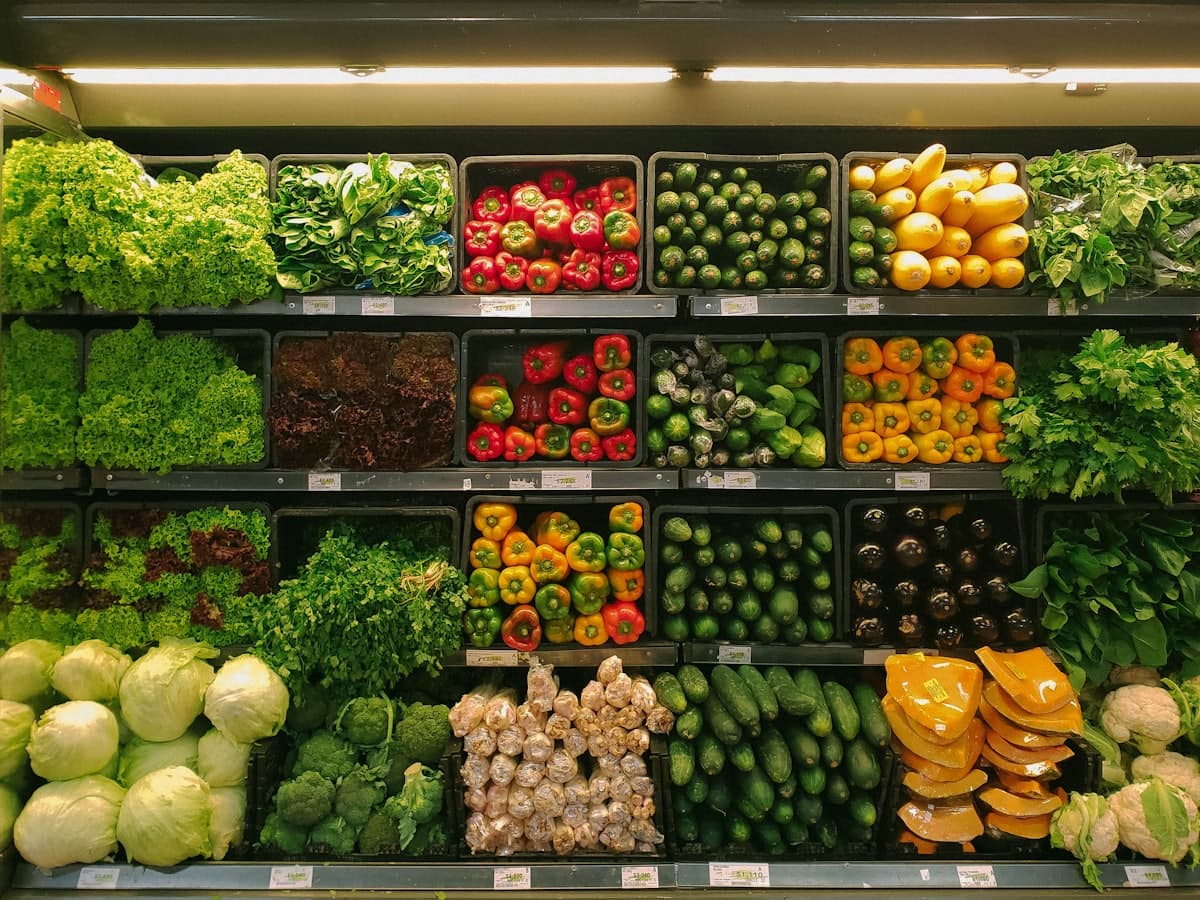 Étal de fruits et légumes frais