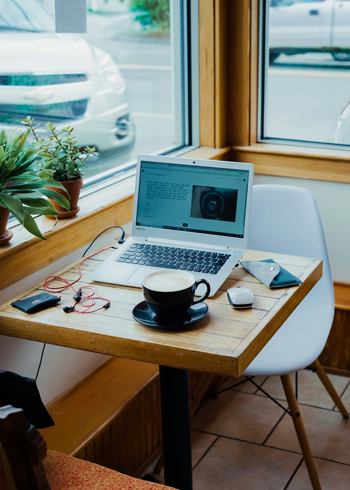 Un ordinateur portable et une tasse de café sur un bureau, ambiance de travail en freelance