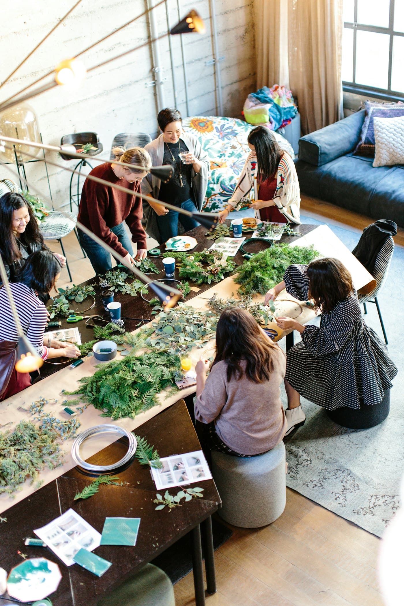 Des créateurs réunis autour d'une table d'atelier, occupés à un travail fait main