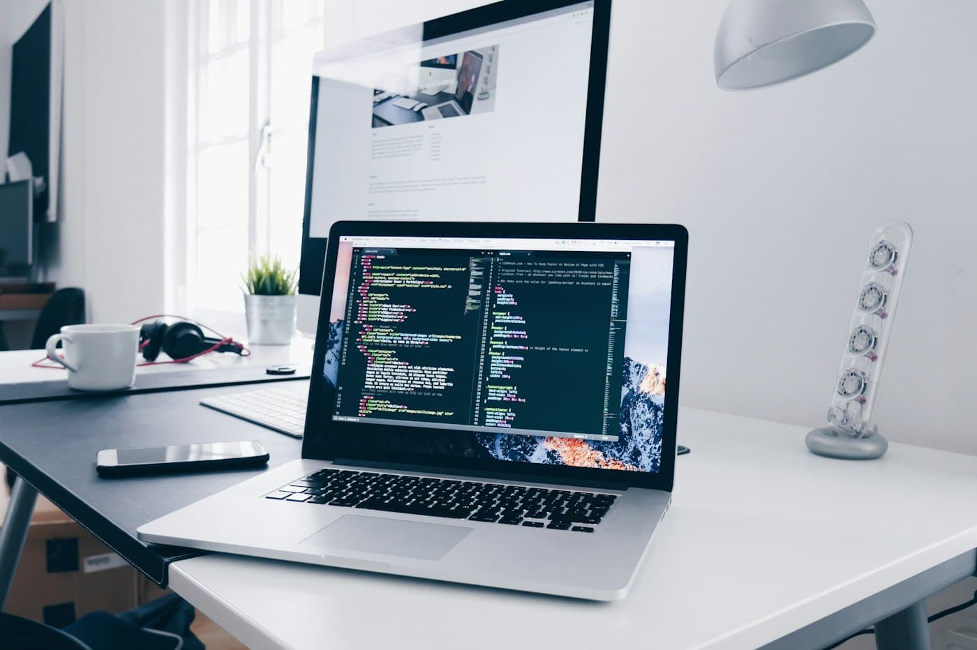 Un ordinateur portable affichant du code sur un bureau épuré, pour créer une boutique en ligne