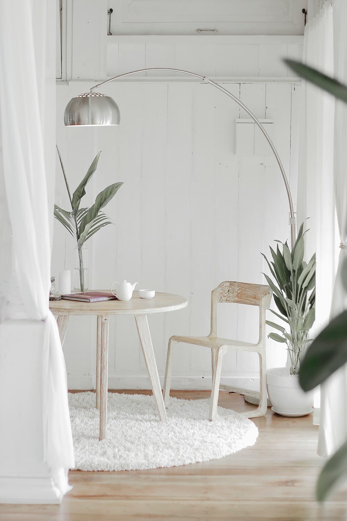 Intérieur décoré lumineux avec table et plantes