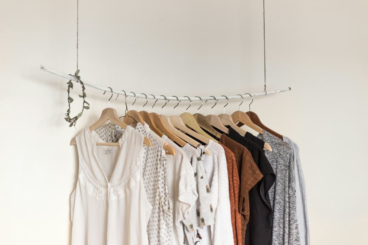 Portant de vêtements dans une boutique de mode